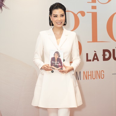 Dàn người mẫu Việt thế hệ đầu hội ngộ mừng siêu mẫu Vũ Cẩm Nhung ra tự truyện