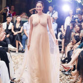 Siêu mẫu Phương Mai mang bụng bầu 8 tháng catwalk trong show “I’m Going” của NTK Hà Duy