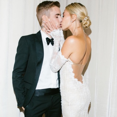 Cô dâu millennial Hailey Bieber diện đầm cưới Off-White trong ngày trọng đại