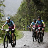 Cụ bà 70 tuổi tham gia “giải đua xe đạp chết chóc” ở Bolivia