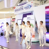 Tóc Tiên, Quang Đăng khuấy động sự kiện ra mắt Sensodyne Rapid Action tại AEON Mall Tân Phú