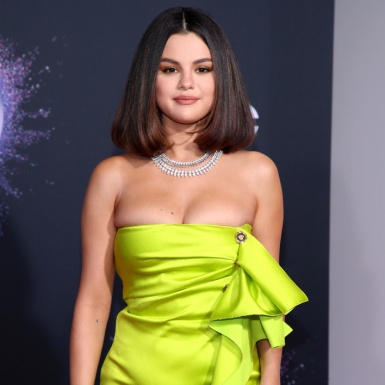 Selena Gomez tỏa sáng trên thảm đỏ và sân khấu Lễ trao giải AMA 2019
