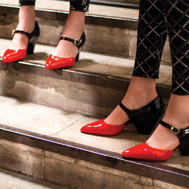 Tự tin sải bước xuống phố trên những đôi giày hai tông màu của Chanel