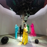 Heidi Klum khoe vòng 1 quyến rũ trong trang phục của NTK Nguyễn Công Trí