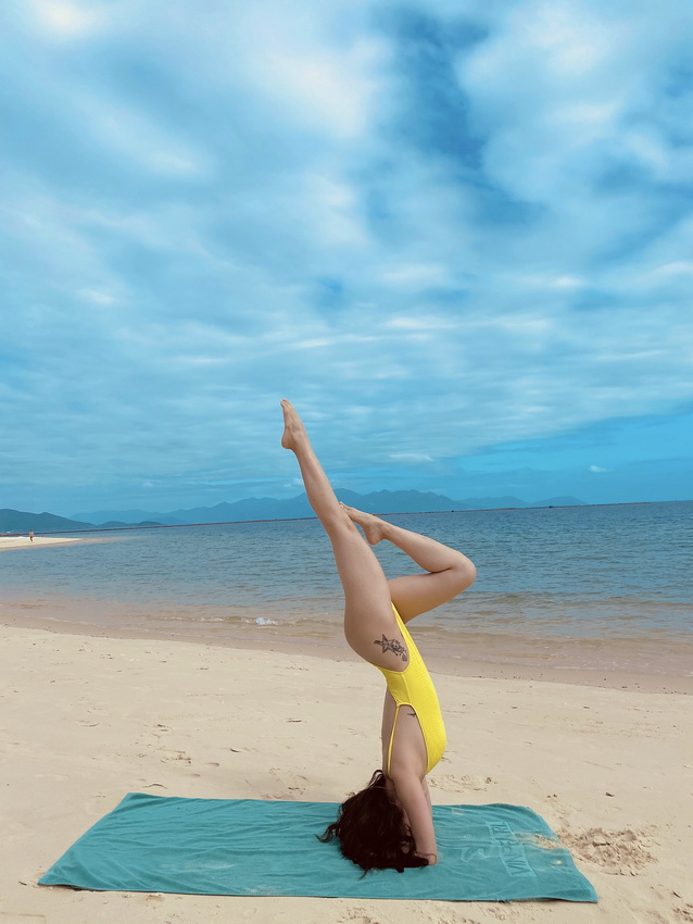 Sĩ Thanh diện bikini pose tư thế yoga cực khó trên bãi biển - Tạp ...