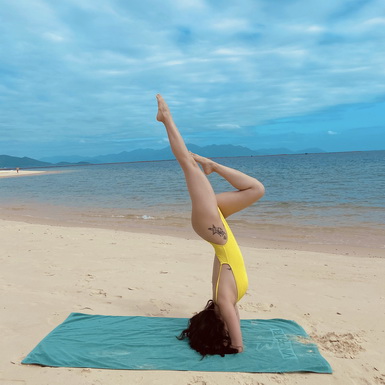 Sĩ Thanh diện bikini pose tư thế yoga cực khó trên bãi biển