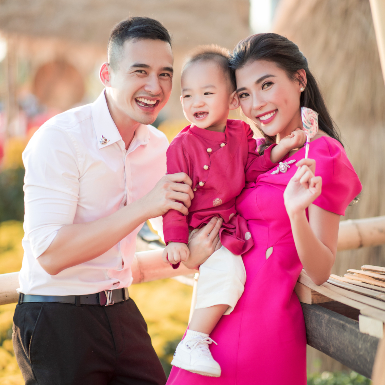 Gia đình Lương Thế Thành, Thúy Diễm chia sẻ khoảnh khắc hạnh phúc trong bộ ảnh Tết 2020