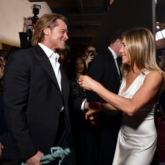 Brad Pitt và Jennifer Aniston ăn mặc như… cô dâu chú rể tại SAG Awards 2020