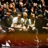 Hai “cậu ấm” nhà Beckham diện đồ Dior Men ngồi hàng đầu xem show diễn của mẹ