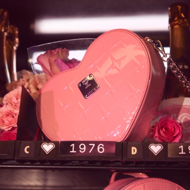 Lịm tim với những chiếc túi màu hồng xinh xắn cho Valentine’s Day từ MCM