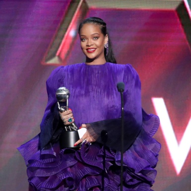 Rihanna tiếp tục khẳng định “Classic Blue” không phải là màu sắc của 2020