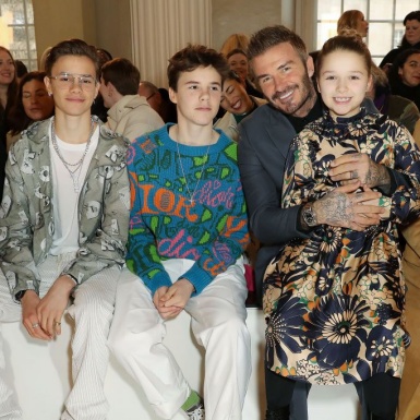 Hai “cậu ấm” nhà Beckham diện đồ Dior Men ngồi hàng đầu xem show diễn của mẹ