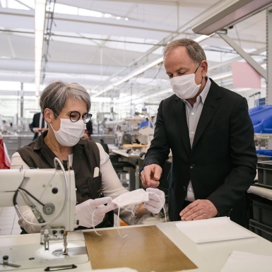 Louis Vuitton sản xuất hàng trăm ngàn chiếc khẩu trang cho các y bác sĩ tuyến đầu