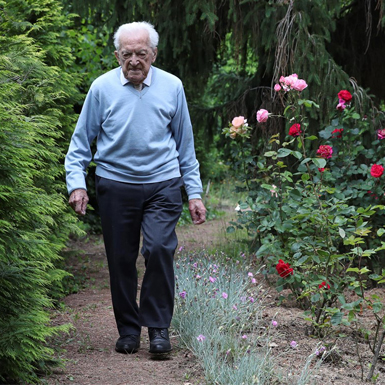 Cụ ông người Bỉ 103 tuổi đi bộ gây quỹ nghiên cứu COVID-19