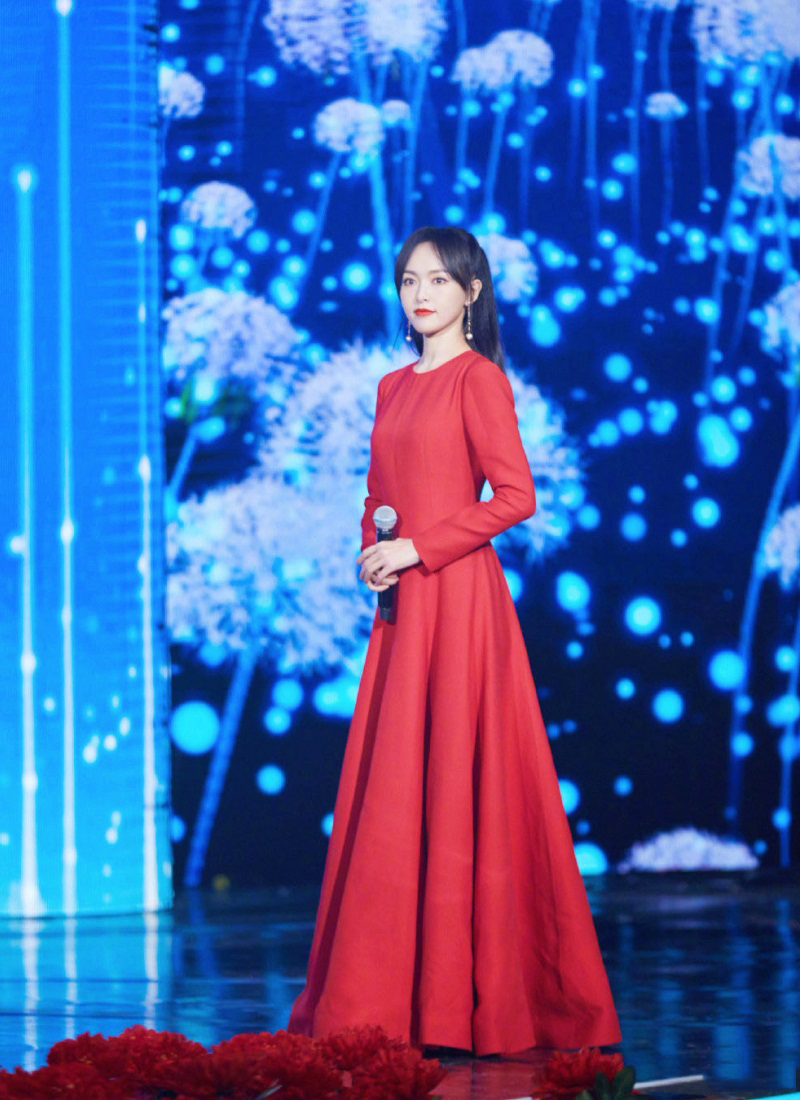 Thảm đỏ Bazaar Icons: Angelababy lép vế về nhan sắc so với Lưu Thi Thi; Dương  Tử mặc váy nhăn nhúm