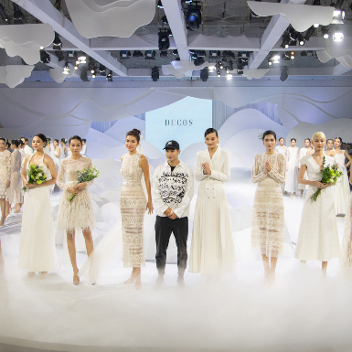 Người mẫu Lê Thúy bất ngờ trở lại sàn runway cùng siêu mẫu Minh Tú trong các thiết kế váy cưới của NTK Nguyễn Phương Đông