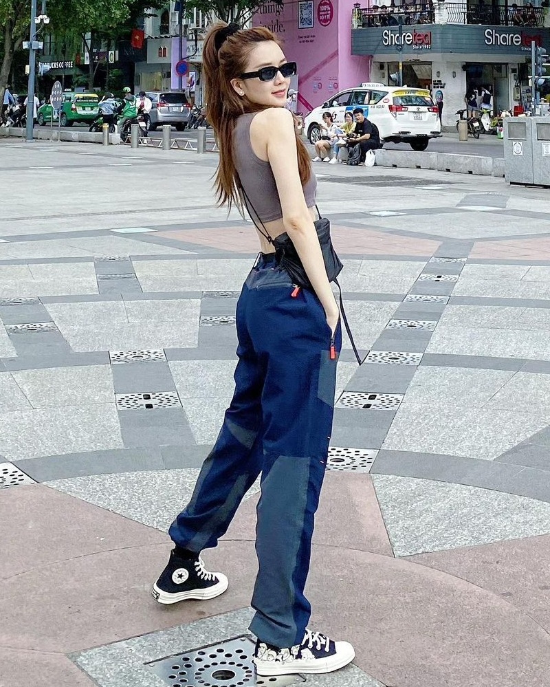 Trang phục đen trắng tái xuất sàn diễn street style sao Việt tuần qua