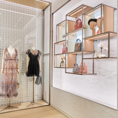 Dior “thắp sáng” thủ đô Hà Nội với cửa hàng mới đẹp lung linh