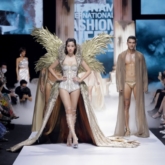 Top 3 HHVN 2020 mở màn, Đỗ Mỹ Linh diện trang phục 40kg làm vedette show “The Valley of Goddess” của NTK Đỗ Long