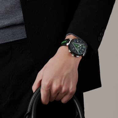 Sững sờ trước vẻ đẹp táo bạo của mẫu đồng hồ Tambour Damier Graphite Race từ Louis Vuitton