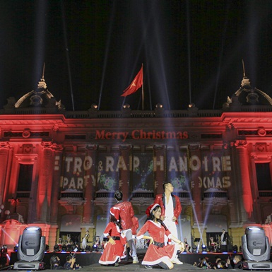 Xuân Bắc, Tlinh, Gonzo, Thành Draw và hàng chục nghệ sĩ cháy hết mình cùng hơn 10.000 khán giả trong đại nhạc hội Giáng sinh Hanoi Retro & Rap Xmas Party