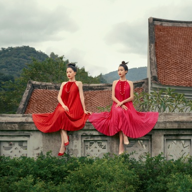 Hoa hậu Đỗ Mỹ Linh và Á hậu Phương Nga hóa thân thành các “Nàng Xuân” trong trang phục Valenciani