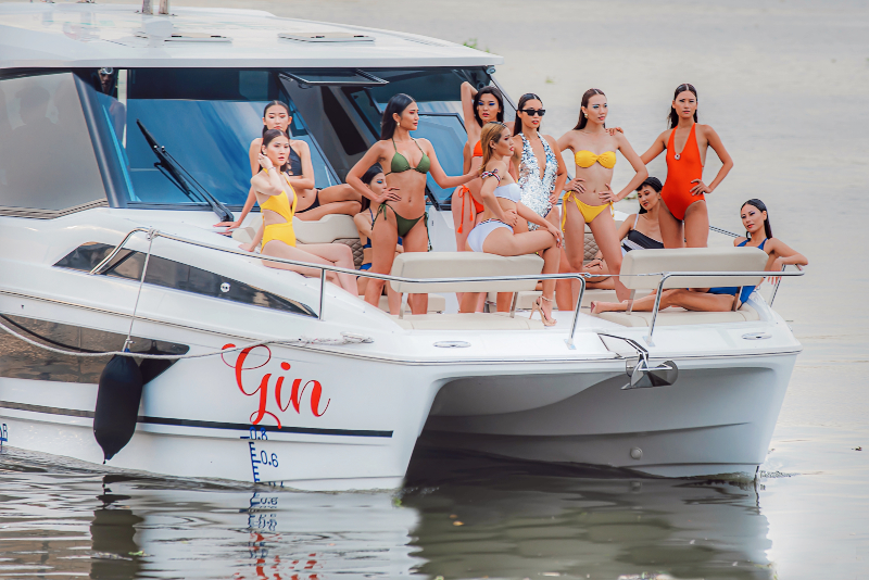 Siêu mẫu Hà Anh diện bikini tạo dáng cùng đàn em trên du thuyền ...