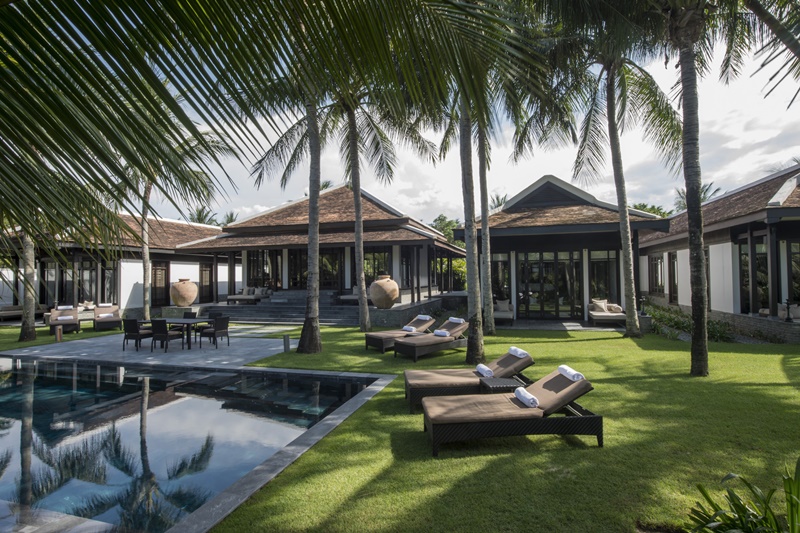 Resort 5 sao Việt Nam luôn sẵn sàng đón tiếp các vị khách tới tham quan và nghỉ dưỡng tại đây. Các tiện nghi tuyệt vời, dịch vụ chuyên nghiệp và không gian thoải mái, đều đáp ứng được mong muốn của khách hàng khó tính nhất. Hãy đến đây để trải nghiệm kỳ nghỉ hoàn hảo nhất.