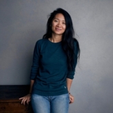 Nữ đạo diễn Chole Zhao: Từ tuổi trẻ nổi loạn ở Bắc Kinh đến những chuyến hành trình sâu bên trong trái tim nước Mỹ