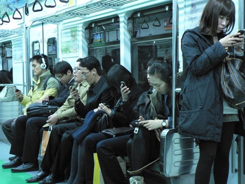 Người dân Hàn Quốc ngày càng phụ thuộc vào điện thoại thông minh