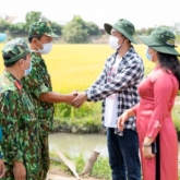 Hứa Vĩ Văn trao học bổng, thăm các chốt chống dịch biên giới tại An Giang