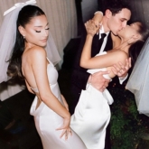 Ariana Grande tiết lộ khoảnh khắc mặc váy cưới trong hôn lễ bí mật