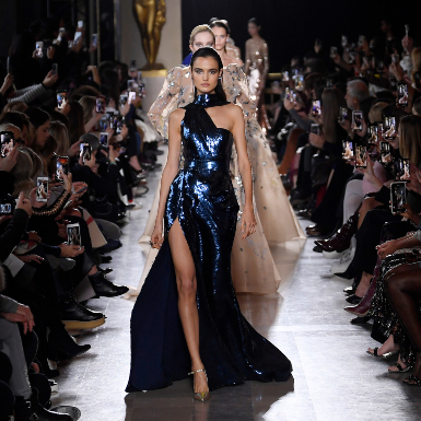Tuần lễ Haute Couture 2021 thắp sáng kinh đô thời trang Paris với sự trở lại sàn diễn truyền thống