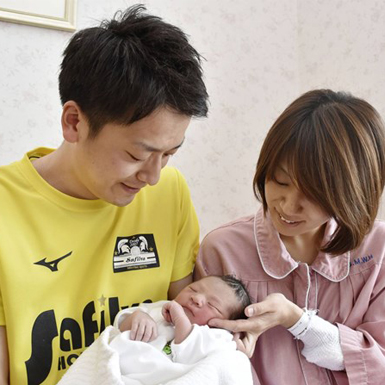 Nhật Bản sửa luật để khuyến khích nam giới nghỉ phép chăm vợ sinh con