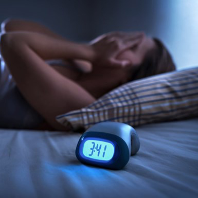 Mối liên hệ giữa thói quen ngủ ít và nguy cơ bệnh COVID-19 tiến triển