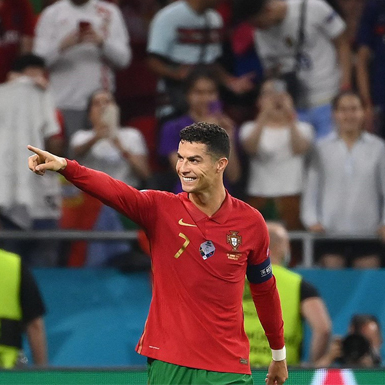 Ronaldo san bằng kỷ lục ghi bàn của huyền thoại Iran Ali Daei