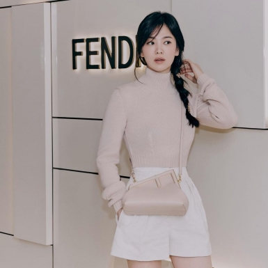 Song Hye Kyo “tái xuất” với sắc vóc trẻ trung đến ngỡ ngàng tại cửa hàng Fendi ở Hàn Quốc