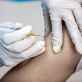 Vaccine AstraZeneca ngăn ngừa bệnh nhân COVID-19 biến chứng nguy hiểm