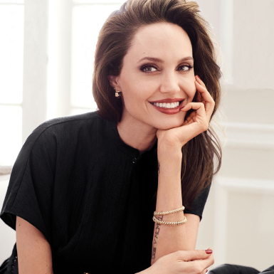 Phong cách minimalism muôn màu muôn vẻ của Angelina Jolie