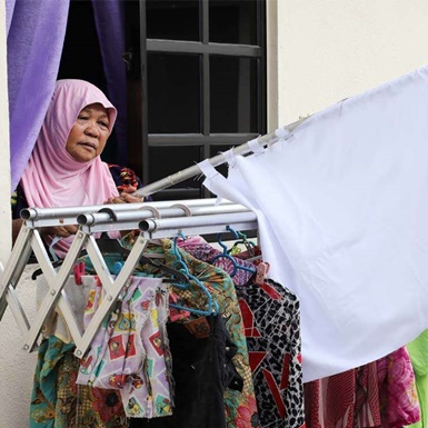 Kiệt quệ vì Covid-19, người dân Malaysia vẫy cờ trắng cầu cứu sự giúp đỡ