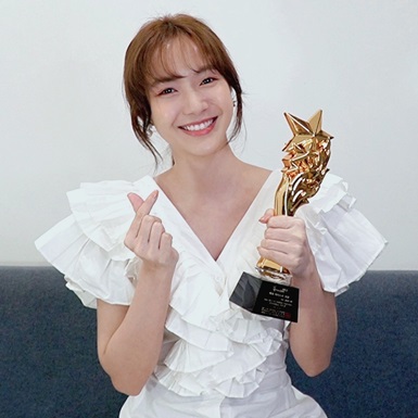 Jang Mi thắng giải “Nữ ca sĩ quốc tế xuất sắc” tại World Star Awards 2021