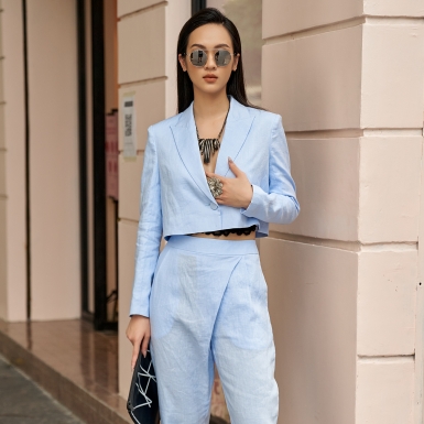 NTK Hà Linh Thư lăng xê xu hướng suit trong BST Pre-Fall 2021