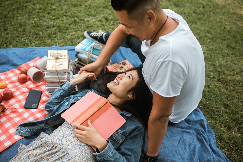 Yêu đương nhẹ nhàng hơn bằng cách đọc tiểu thuyết