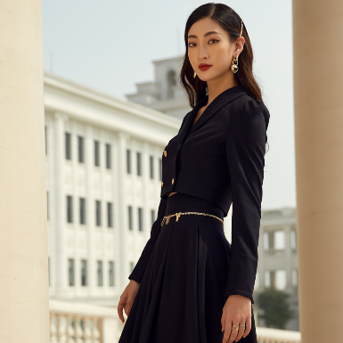 Hoa hậu Lương Thùy Linh làm sống lại các thiết kế bourgeois biểu tượng hoàng gia trong mùa Thu Đông 2021