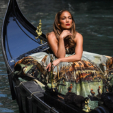 Phong cách thời trang của Jennifer Lopez sau 20 năm: Biểu tượng gợi cảm vượt thời gian