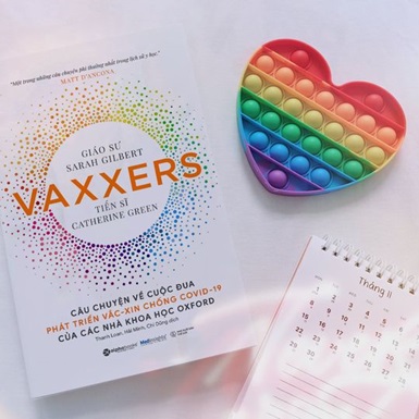 Tặng 1.000 cuốn sách “Vaxxers – Câu chuyện về cuộc đua phát triển vắc-xin chống covid-19 của các nhà khoa học Oxford”