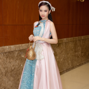 Mẫu nhí Bảo Hà diện áo tứ thân cách tân mở màn show diễn của NTK Hoàng Hải tại sự kiện ngoại giao Việt-Ấn