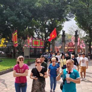 Khách tour buộc phải ‘tip’: Quy định chưa có tiền lệ của du lịch Việt