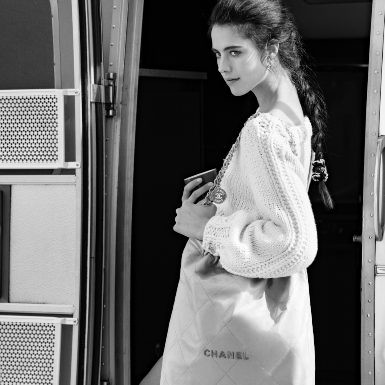 Mẫu “It bag” CHANEL 22 đại diện tính nữ hiện đại của nhà mốt Pháp trong chiến dịch quảng bá mới