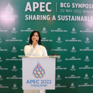 Đại diện Việt Nam gây ấn tượng khi giới thiệu chiếc áo thun làm từ sợi cà phê tại hội nghị quốc tế